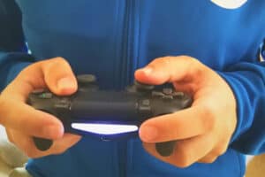 Junge hält Controller in der Hand