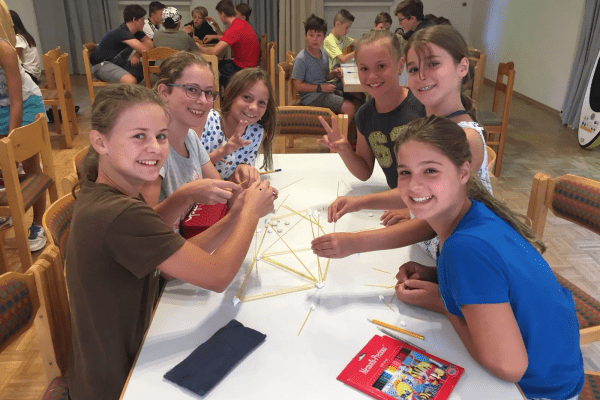 Mädchengruppe beim experimentieren im Englisch Camp am Bodensee