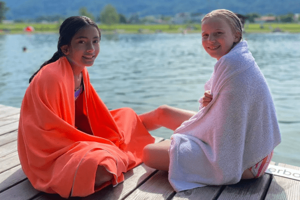 Zwei Mädchen am See im Englisch cAmp Friedrichshafen