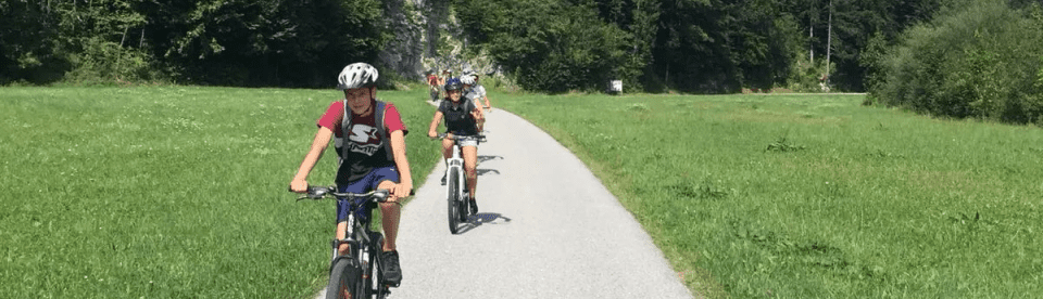 Jugendliche beim Radfahren