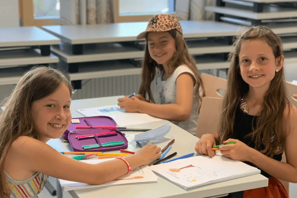 Mädchen beim Malen im Englisch Camp Marquartstein