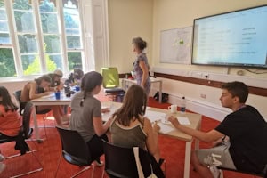 Kinder sitzen im Unterrichtsraum