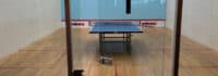 Tischtennisplatte auf einem Squash-Court
