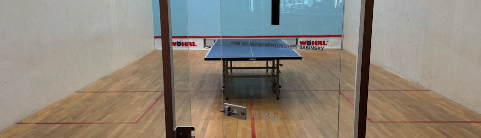 Tischtennisplatte auf einem Squash-Court