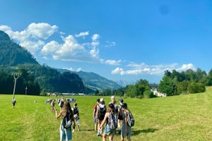 Wanderung auf der Wiese
