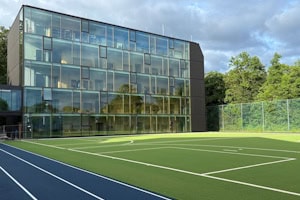 Fußballplatz und Lehrgebäude der Merz Schule