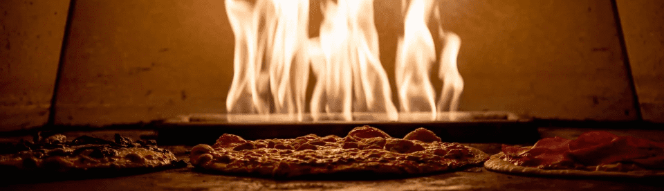 Pizza vor einem Feuer