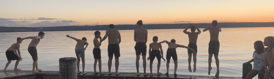 Jugendliche springen in den See