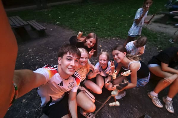 Gruppenbild am Lagerfeuer im Englisch Camp auf Burg Breuberg