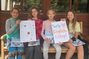 vier Mädchen präsentieren ihre selbst gestalteten Poster