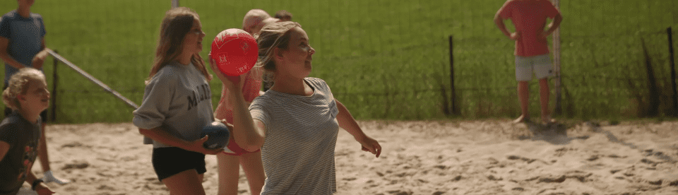 Mädchen wirft beim Beachhandball