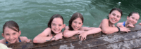Kinder lachende im Wasser
