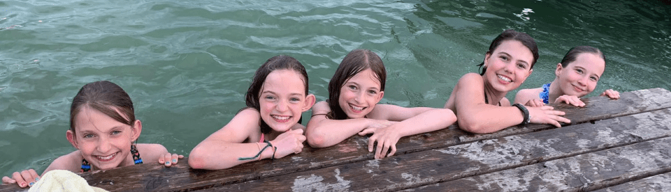 Kinder lachende im Wasser