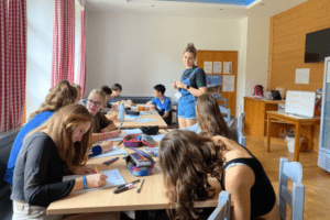 Gruppe beim Lernen im Englisch Camp am Hintersee