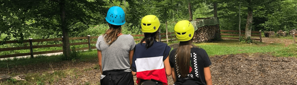 Drei Mädels mit Kletterhelm