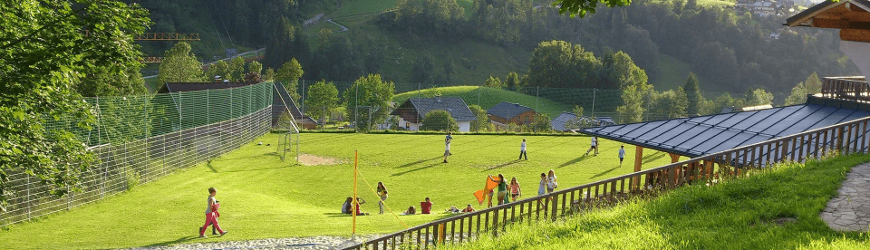 Wiese mit spielenden Kinder