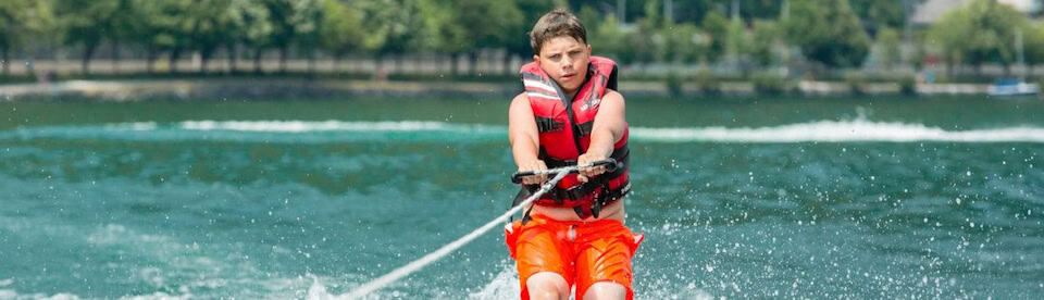 Junge fährt Wasserski