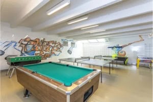Billardtisch und Tischtennisplatten