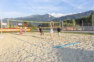 Jugendliche spielen Beachvolleyball