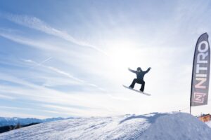 Snowboarder im Sprung
