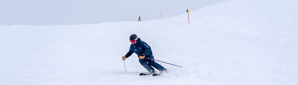 Skifahrer in Saalbach auf der Piste