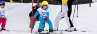 Ein Kind fährt Slalom im Skicamp