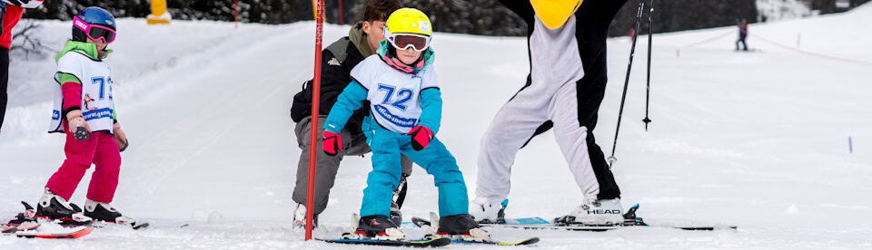Ein Kind fährt Slalom im Skicamp