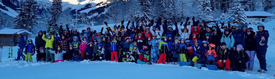 Teilnehmer des Familien Skicamps im Schnee