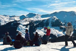 Skifahrende auf der Piste im Wintercamp in Saalbach
