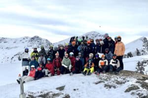 Skifahrende im Wintercamp