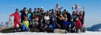 Eine Gruppe Skifahrende