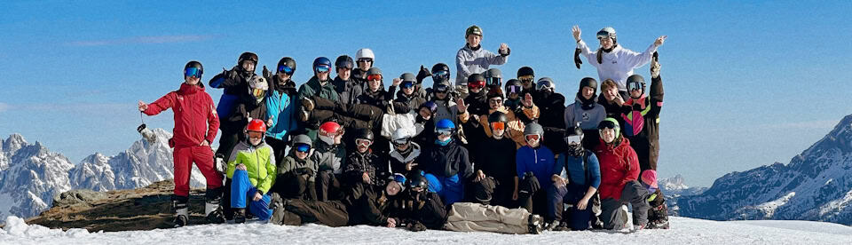 Eine Gruppe Skifahrende