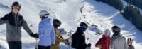 Skifahrende stehen auf der Piste