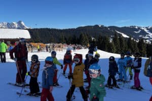 Kinder beim Skifahren