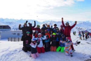 Kinder freuen sich im Skicamp und der Kinder-Skifreizeit