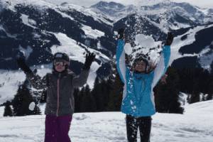 Kinder werfen Schnee hoch