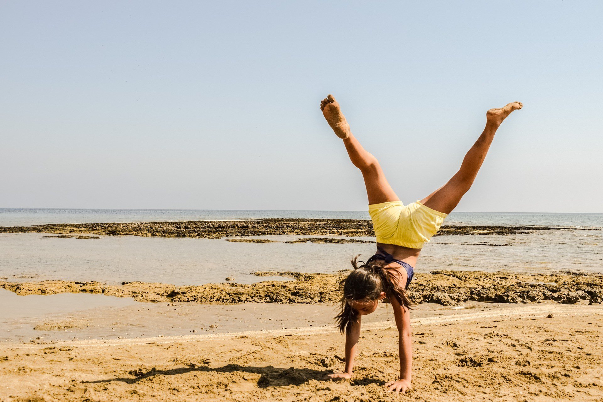 Handstand üben am Strand im Turncamp