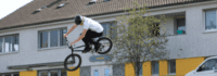 BMX Fahrer im Sprung