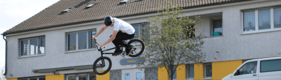 BMX Fahrer im Sprung