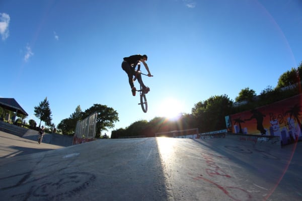 BMX Fahrer beim Sprung