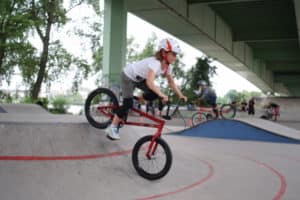 Mädchen mit BMX Rad