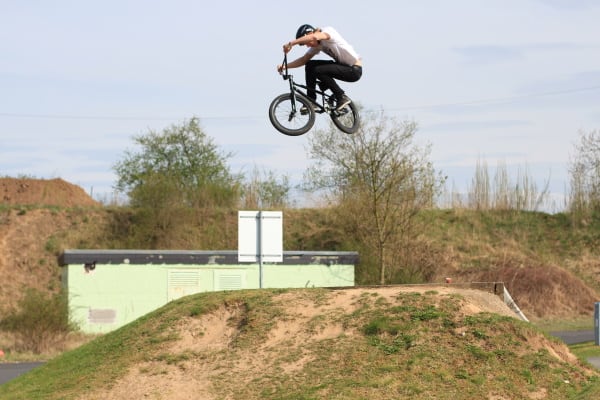 BMX-Fahrer springt über Hügel
