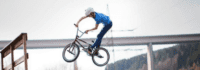 Junge springt mit BMX