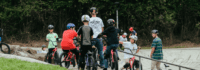 Gruppe von Kindern mit BMX Rädern