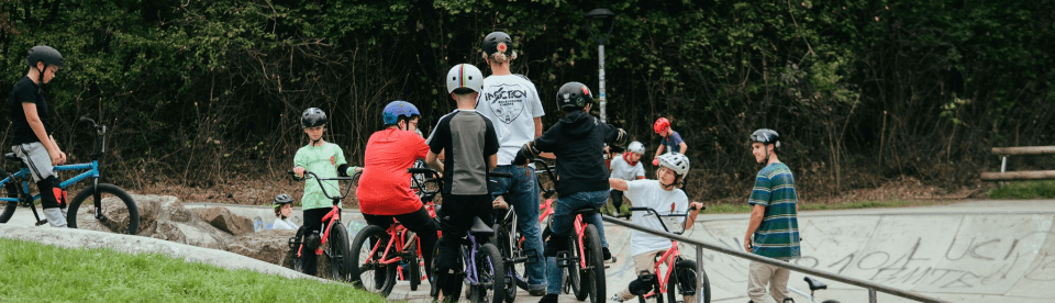 Gruppe von Kindern mit BMX Rädern