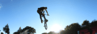 BMX Fahrer im Sprung