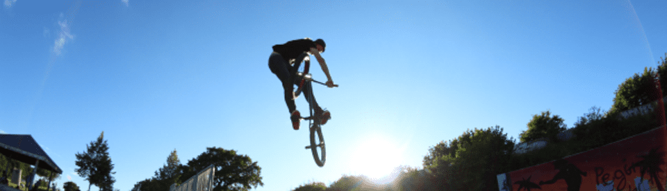 BMX Fahrer im Sprung