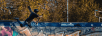 Junge springt mit Scooter
