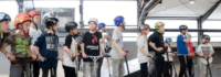Kids mit Scooter warten