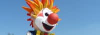 Ein Clown auf dem Pferd